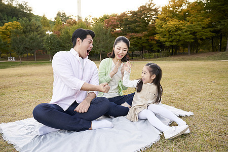 夫妇笑休息家人爸爸妈妈女儿韩国人图片