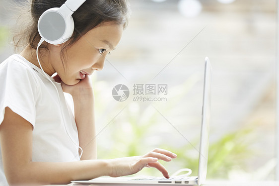 小女孩用电脑线上学习网课图片