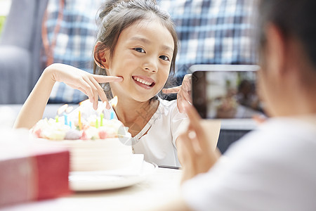 肖像微笑家庭父母和孩子的生活方式生日图片