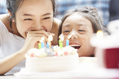 泛亚洲小姑娘年轻的女孩父母和孩子的生活方式生日图片