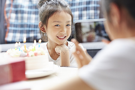 年轻女伙伴20多岁父母和孩子的生活方式生日图片