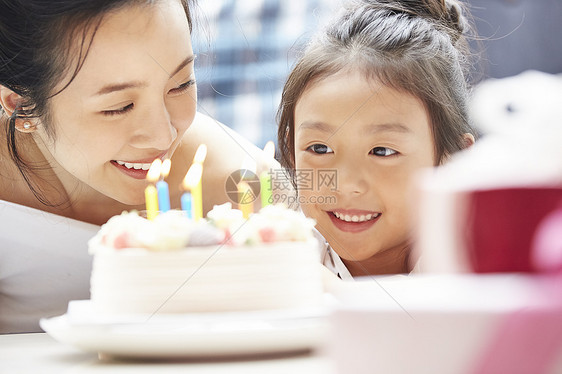 父母和小孩欢快人物父母和孩子的生活方式生日图片