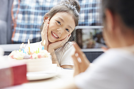 母亲为女儿过生日图片