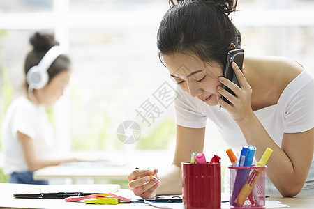 女孩们双人二十几岁亲子的生活方式图片