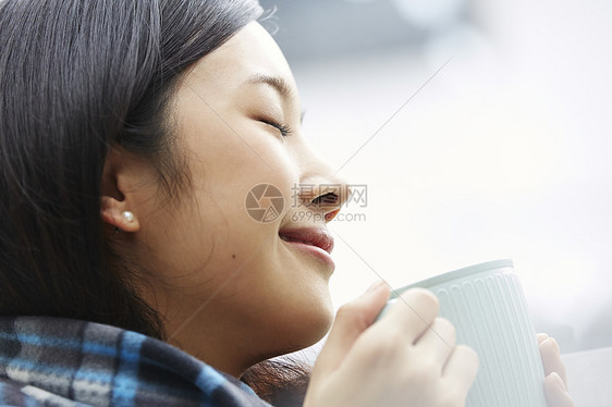 捧着咖啡的年轻女子图片