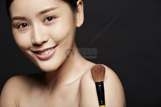 美妆女性拿着化妆师图片