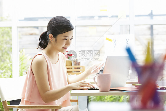 活力二十几岁女士们女商人图片