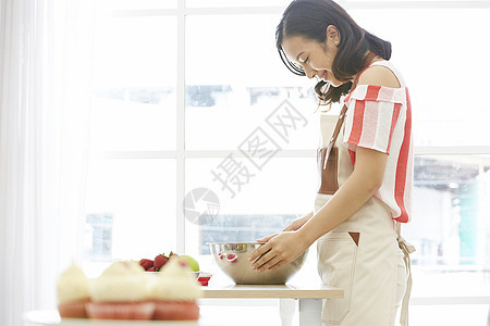 女人微笑家庭派对女生活烹饪图片