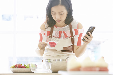 年轻女子时髦户内女生活烹饪图片