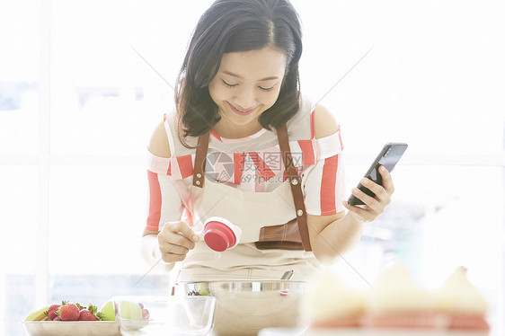 二十几岁菜肴青年女生活烹饪图片