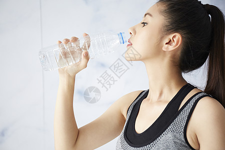 补充水分喝水的运动女性图片