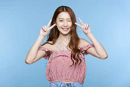 双手比耶微笑少女图片素材