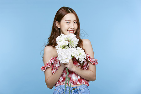 举着花束微笑的年轻女子高清图片下载 正版图片 摄图网