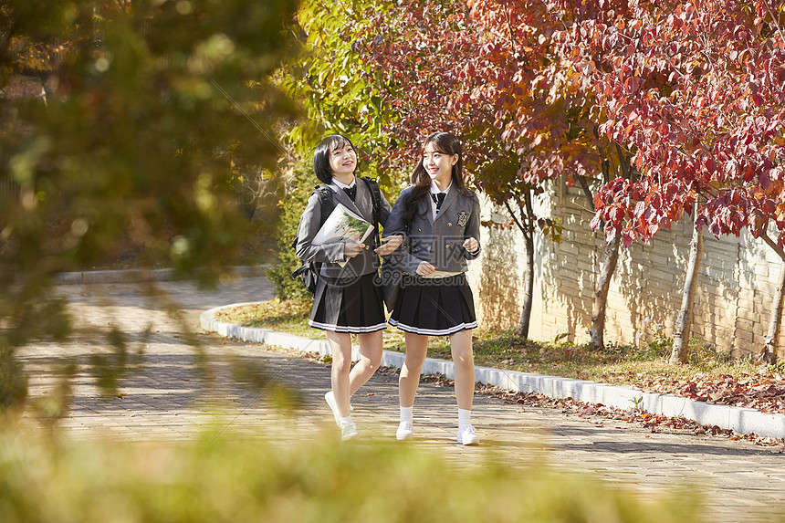 穿着校服上学的韩国初高中生