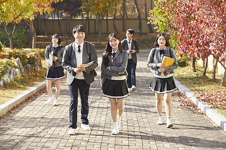 穿着校服上学的韩国初高中生图片