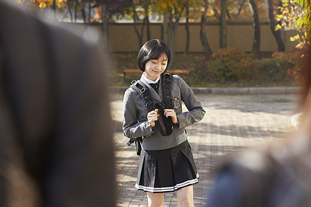穿着校服上学的韩国初高中生背景图片