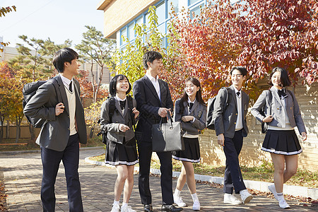 在一起穿着校服上学的韩国初高中生图片