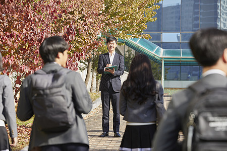 背着书包上学的男女高中生图片