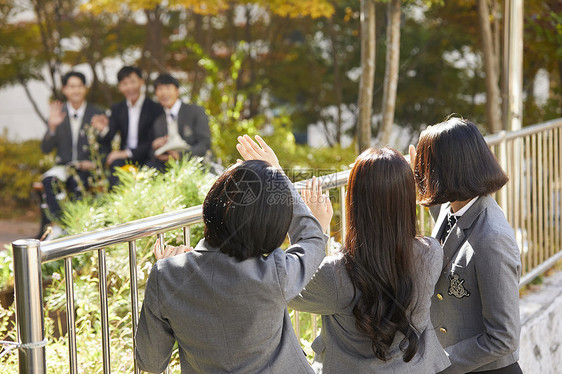 学生在跟老师打招呼图片