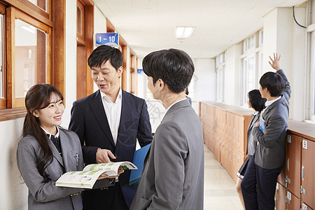 校园里青春靓丽的老师和学生图片