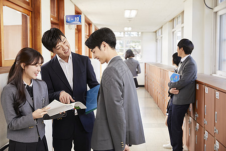 校园里青春靓丽的老师和学生图片