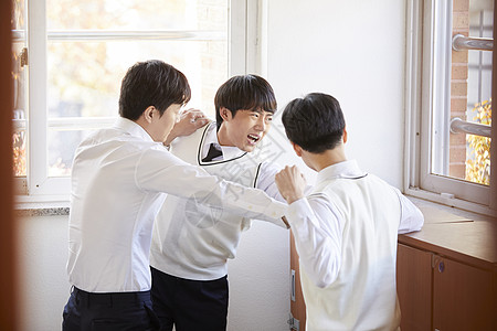 在教室走廊外听老师训话图片素材