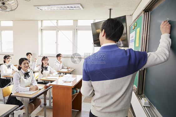 老师在给学生们上数学课图片