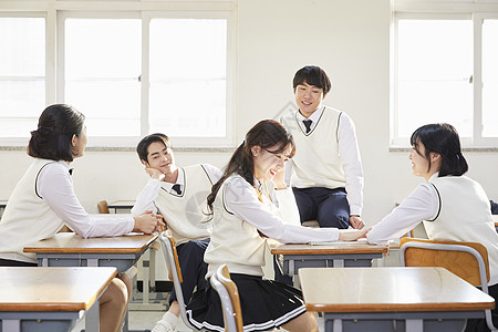 下课在学校教室里娱乐放松图片素材