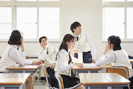 韩国sm娱乐有限公司下课在学校教室里娱乐放松背景