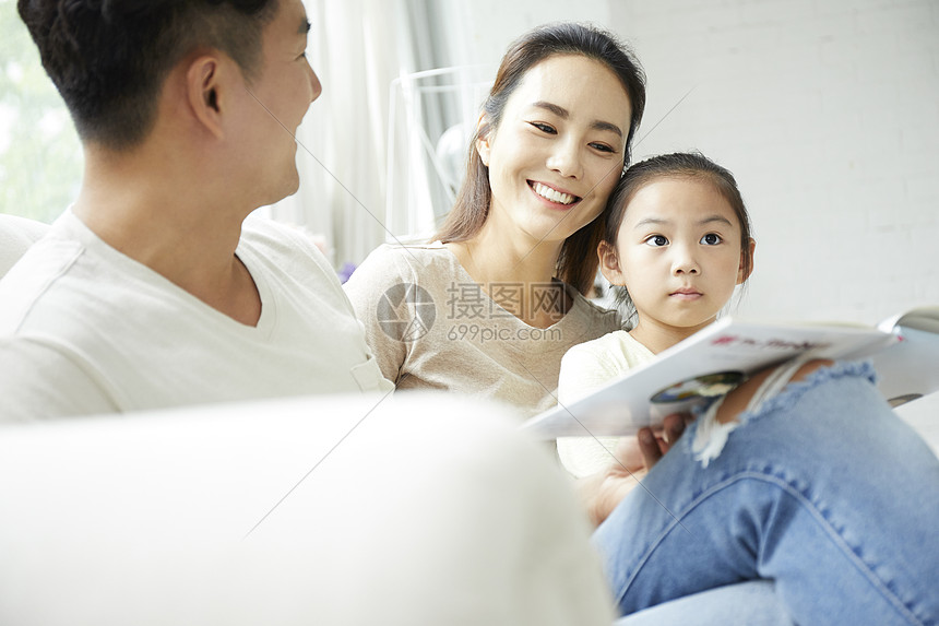 幸福家庭阅读书籍图片