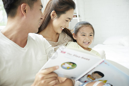 幸福家庭在客厅阅读书籍图片