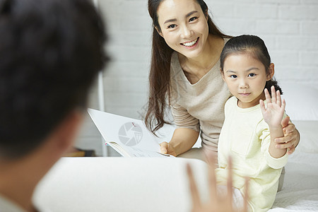 室内沙发上有趣的一家人图片