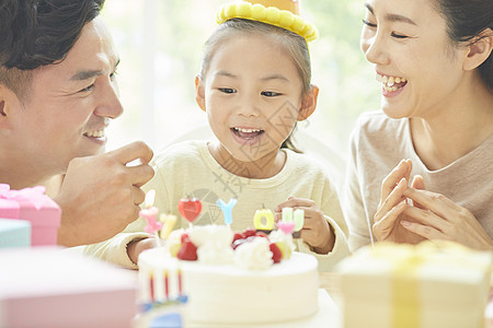 爸爸妈妈给女儿过生日图片