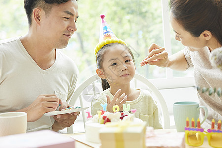 年轻父母给女儿过生日图片