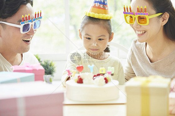 年轻父母给女儿过生日图片