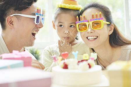 年轻父母给女儿过生日图片