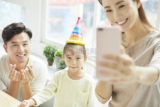 年轻父母给女儿过生日图片