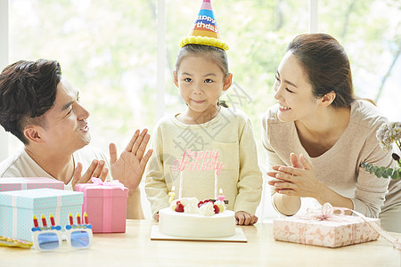 年轻父母给女儿过生日图片