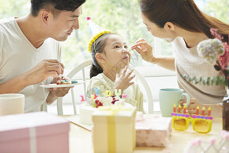 享受家庭生日派对的小女孩图片