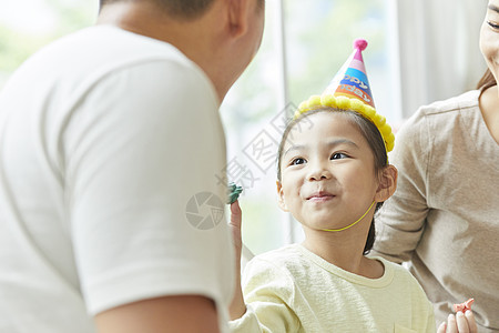 享受家庭生日派对的小女孩图片