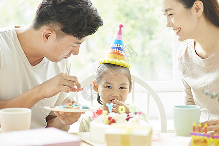 享受家庭生日派对的小女孩图片