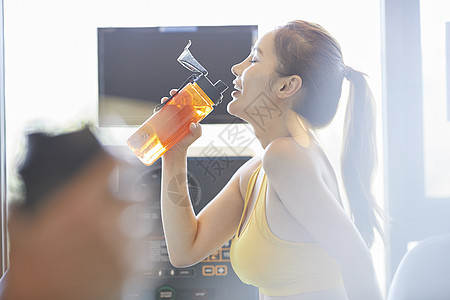 健身房的运动女性喝水图片