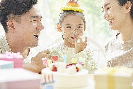 爸爸妈妈给小女孩过生日图片