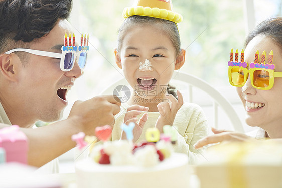 幸福一家人给女儿过生日图片