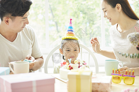 幸福一家人给女儿过生日图片