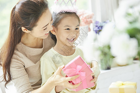 妈妈给小女孩送生日礼物图片