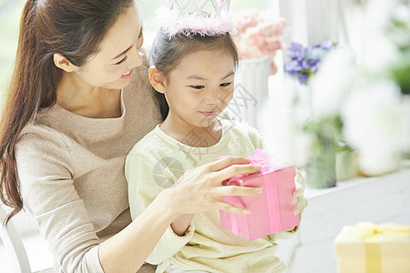 妈妈给小女孩送生日礼物图片