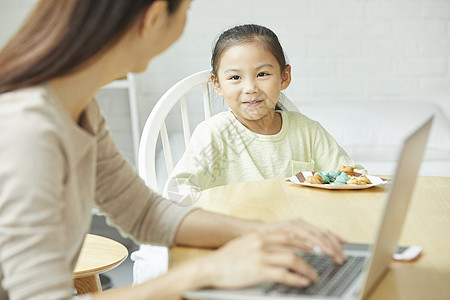 外国人父母和小孩二十多岁家庭生活个人电脑图片