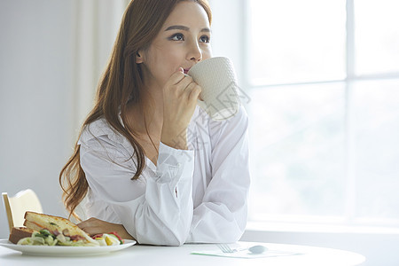 餐厅30多岁自然女人放松图片