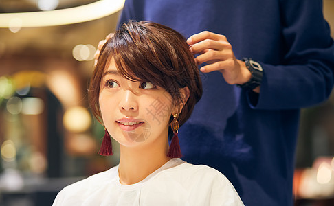 二十多岁亚洲人20多岁美发师快捷方式的女人图片